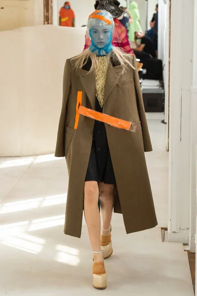 Look 10